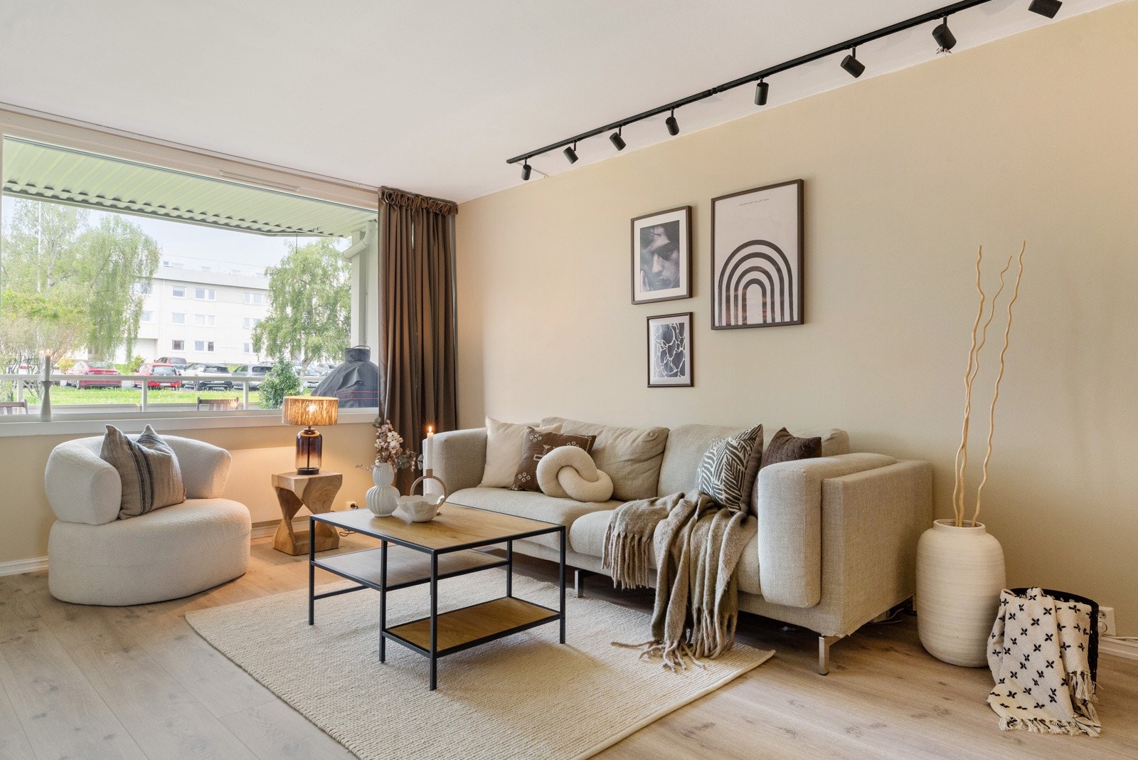 Det ble i 2022 lagt nytt Pergo "modern grey" gulv over det gamle i hele leiligheten. I tillegg ble er det i 2023/2024 ordnet glatte vegger, malt i beige "Soft" fra Jotun på stue og kjøkkenet. Galleribilde