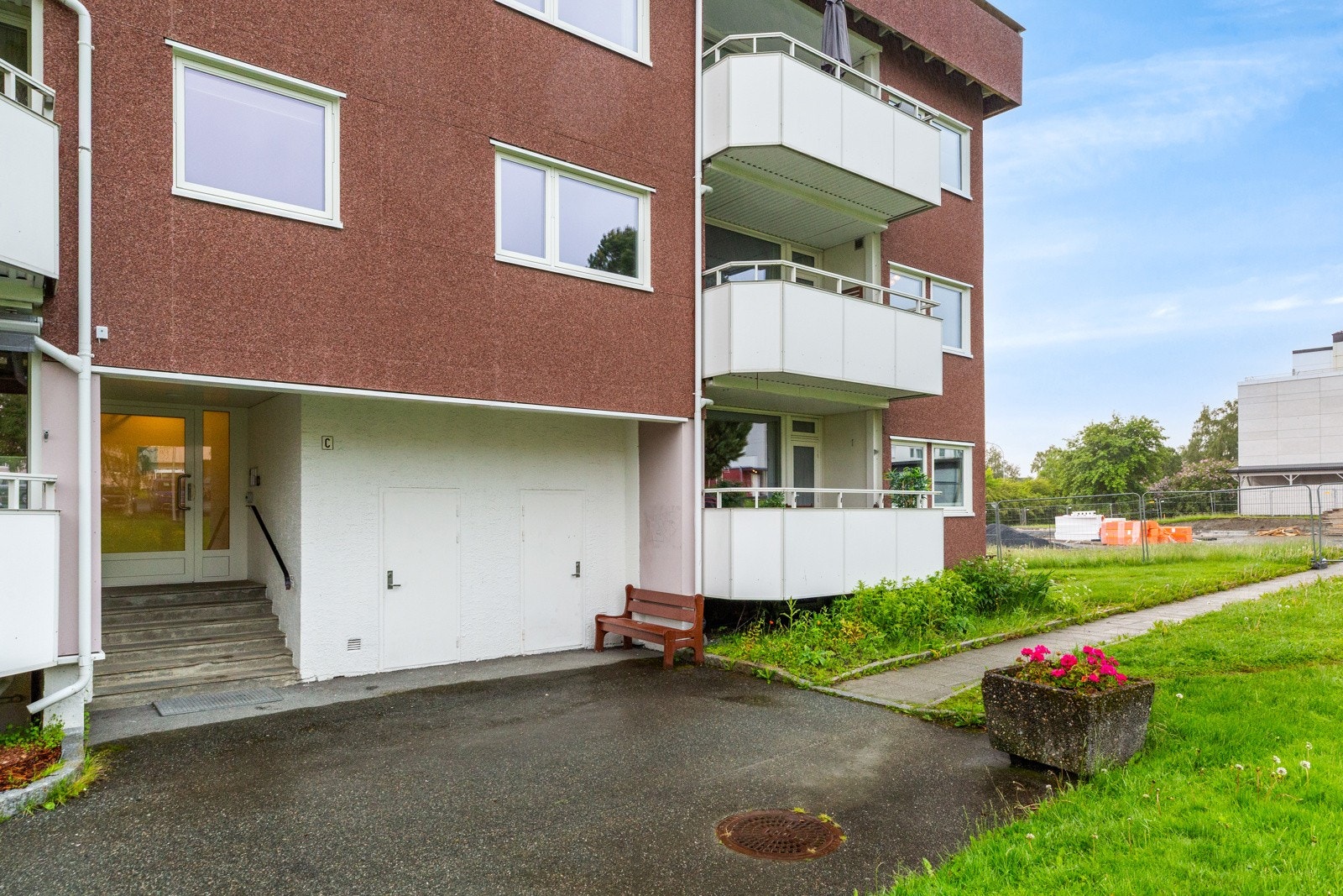 Her tar man del i et veletablert boområde. Innad i borettslaget er det en store felles områder og parkeringsplass for beboere. Galleribilde