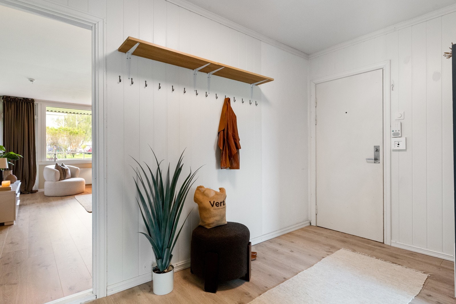 I entréen er det plass til å innrede med flere garderobeløsninger, noe som gir rikelig med plass til ytterbekledningen. Galleribilde