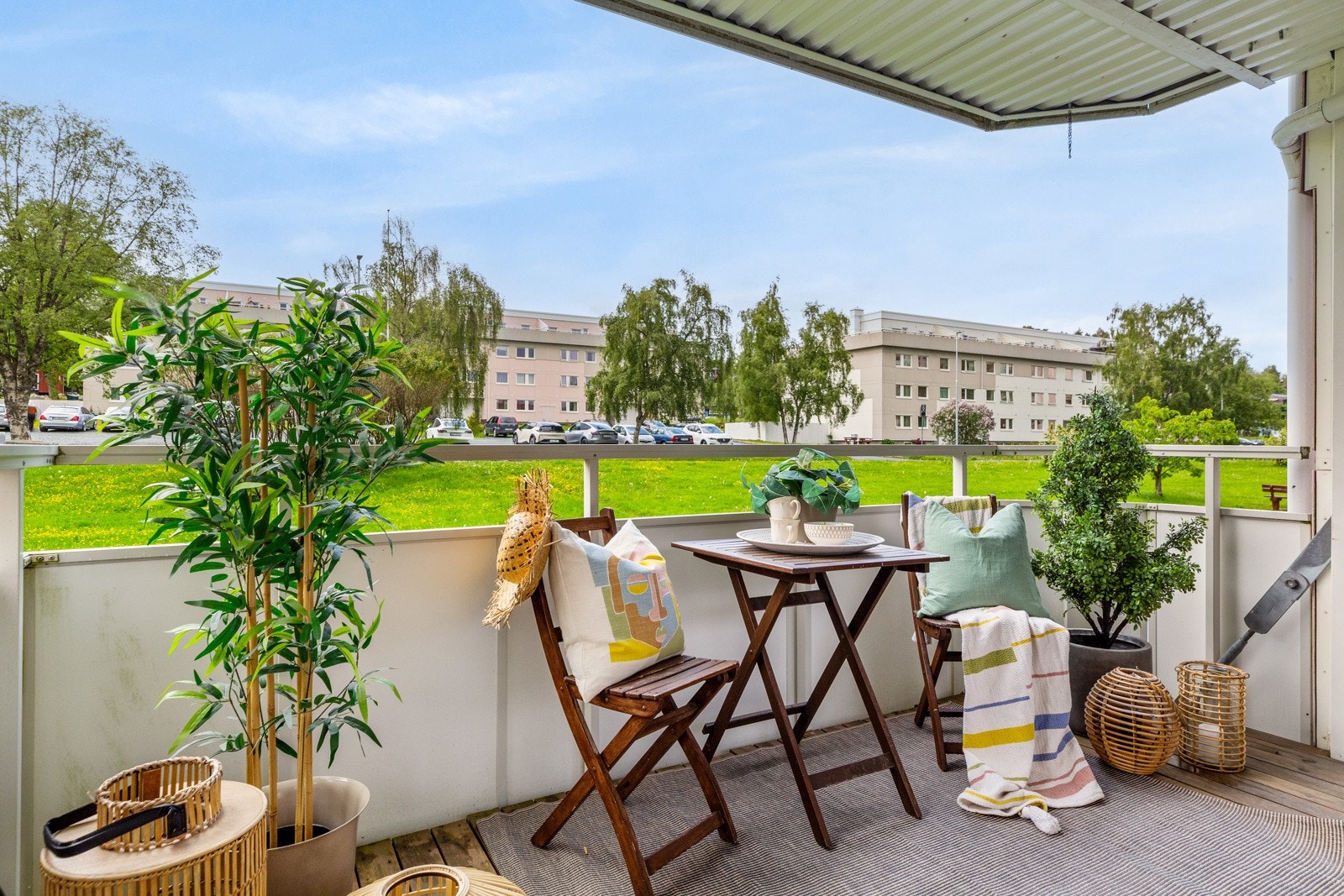 Fra stuen er det utgang til en solfylt balkong på ca. 8 kvm. Vendingen mot vest gir flott ettermiddag- og kveldssol. Galleribilde