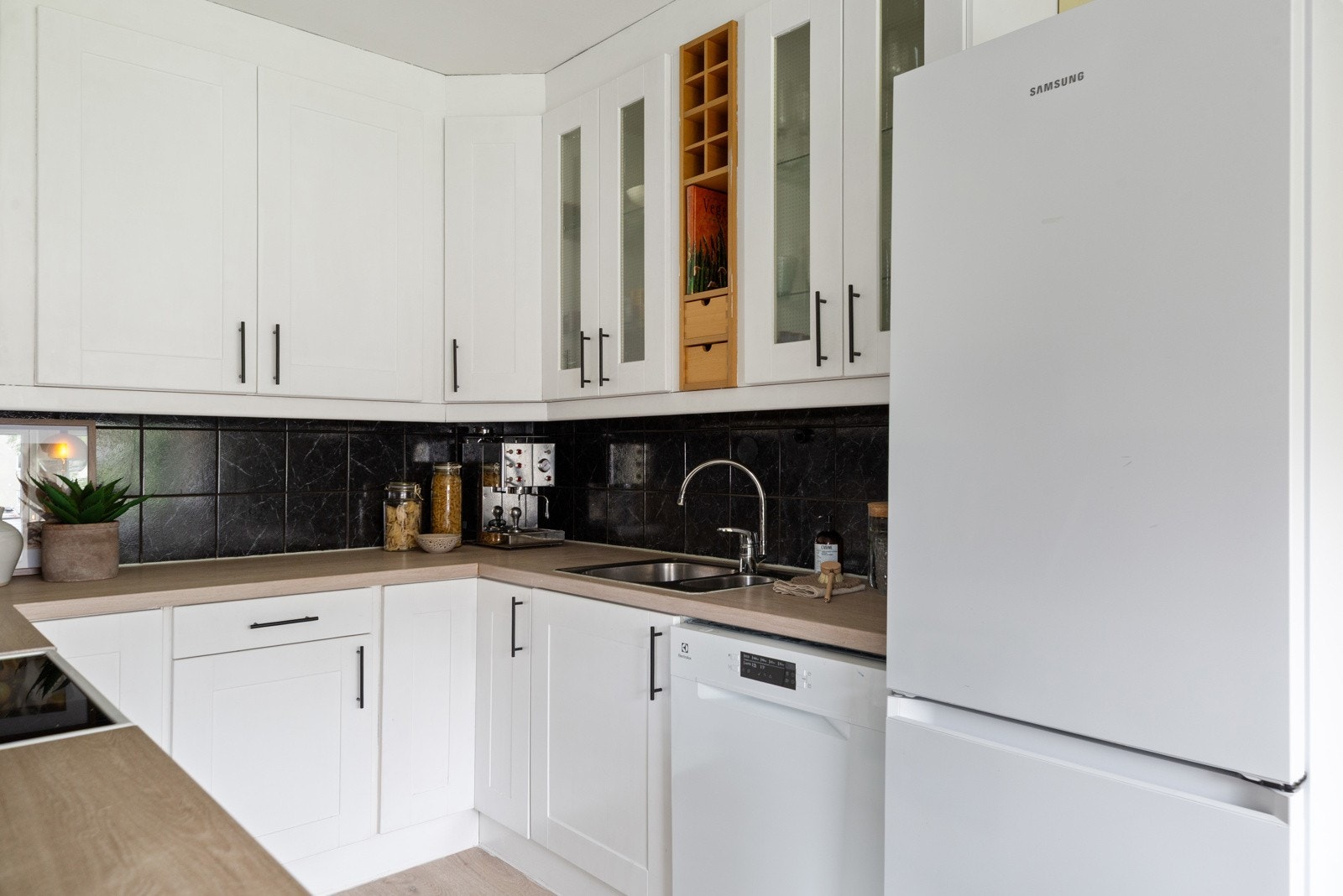 Kjøkkenet har hvitevarer som komfyr, oppvaskmaskin fra 2024 og kjøl- og fryseskap fra 2023. Galleribilde