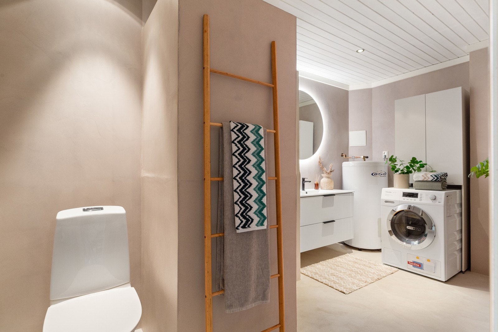 Baderommet har et appellerende fargevalg som gir et tidsriktig stiluttrykk. Galleribilde