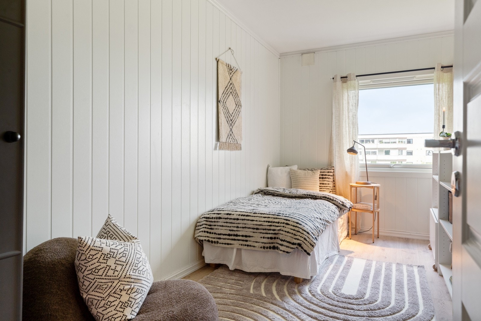 Soveromsvinduet gir godt med naturlig lysinnslipp. Galleribilde