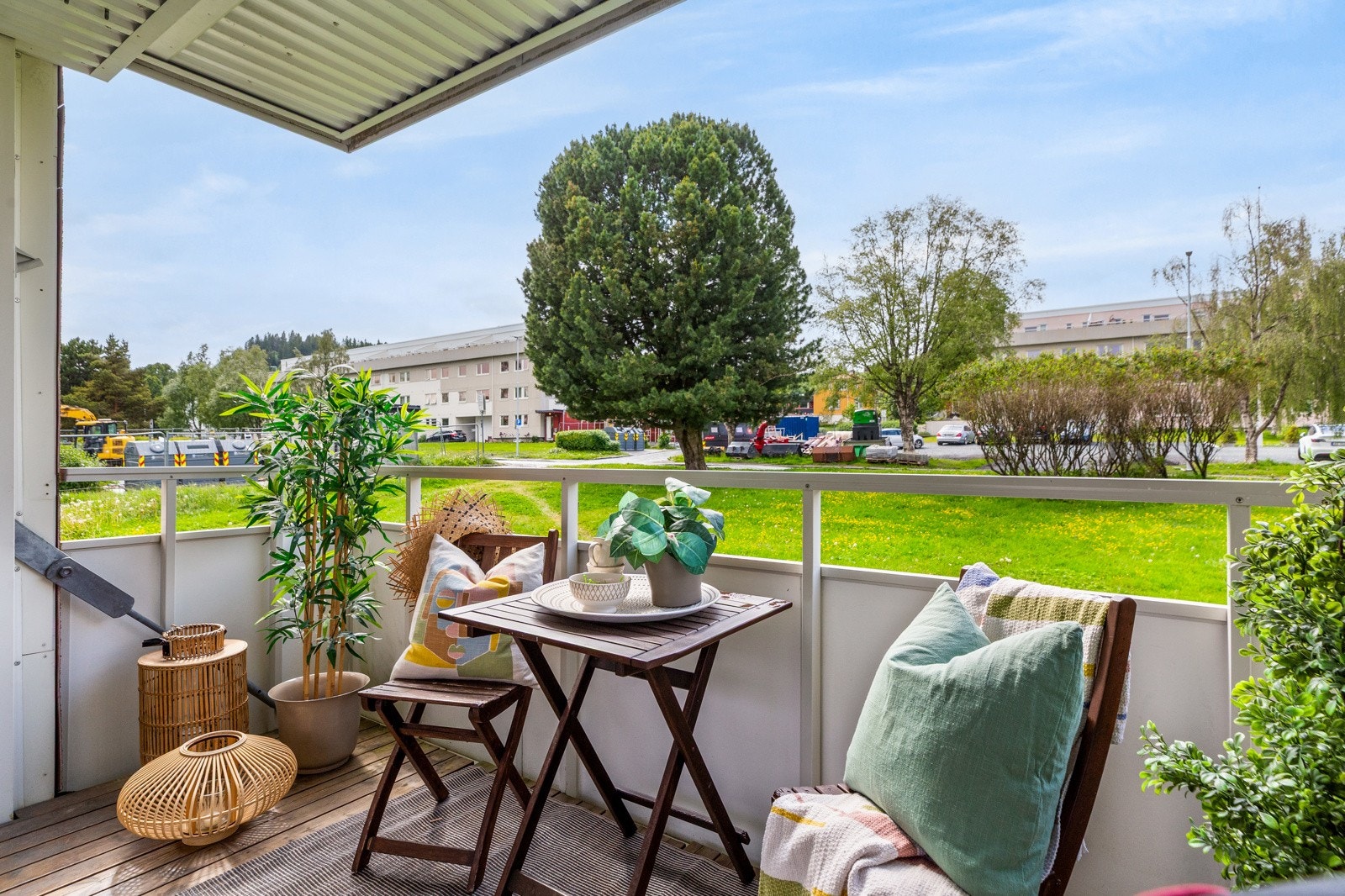 Balkongen har god plass til utemøbler og takoverbygget sørger for at utemøblement står i le for vær og vind. Galleribilde