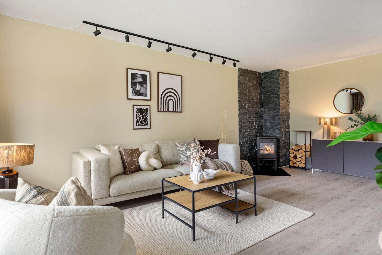 Stuen bærer preg av gjennomtenkte løsninger og har en fin, gjennomgående fargepalett i duse toner, samt et gulv som komplimenterer godt med de øvrige overflatene Galleribilde