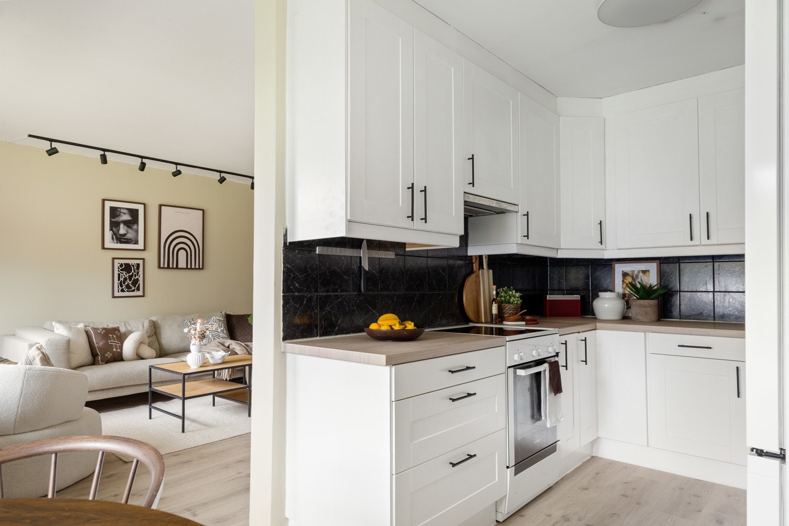 Det ble lagt kontaktplast på kjøkkenbenk og byttet ut alle håndtak i 2022. Galleribilde