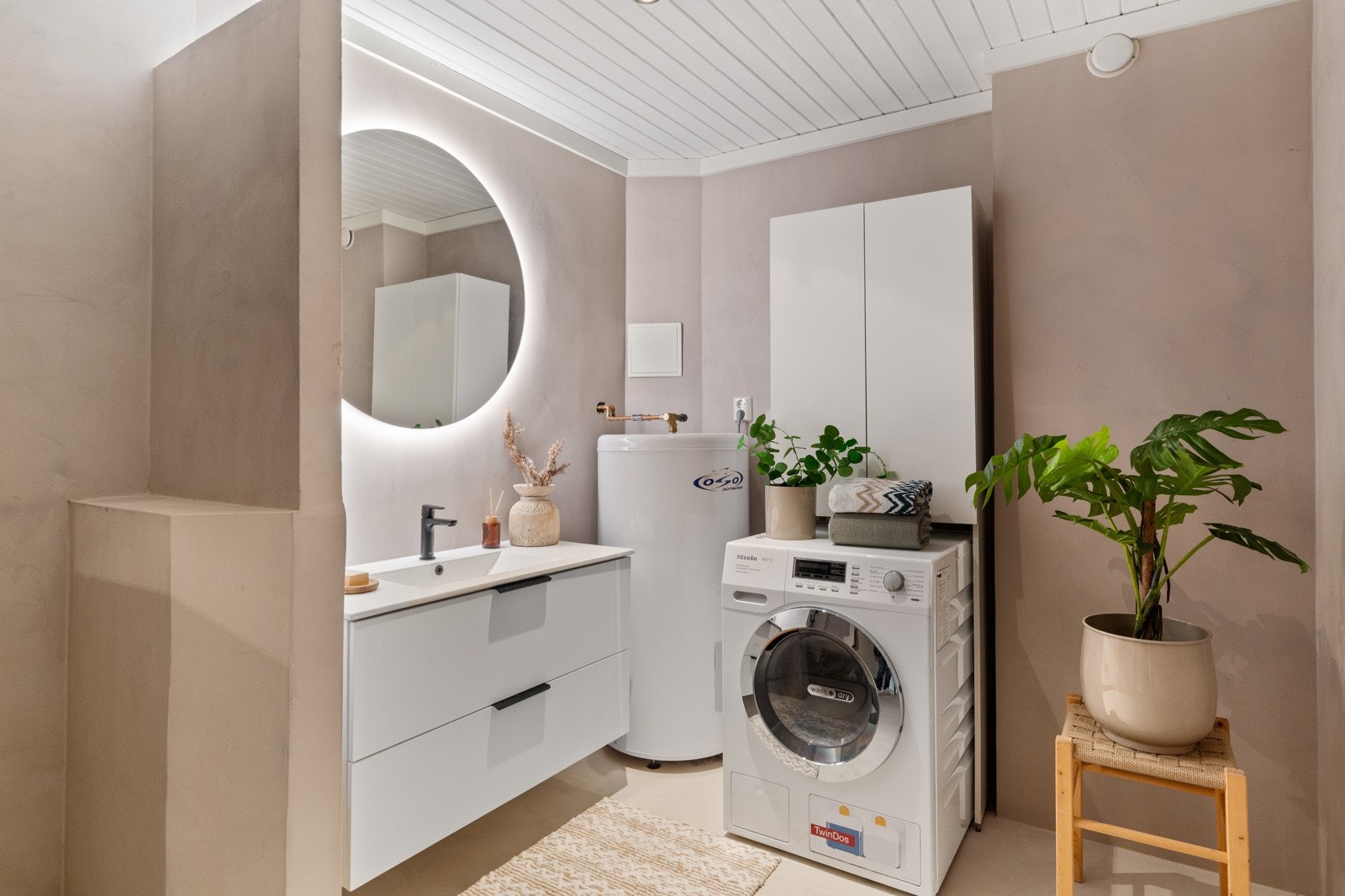 Det stilrene baderommet ble oppgradert i 2022. Det ble da lagt mikrosement på gulv og vegger, samt byttet ut alt av baderomsinventar. Galleribilde