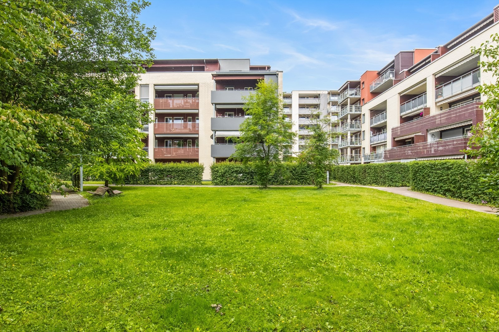 Det er flott opparbeidet på området med steinsatte arealer, betongheller, planter, bed og asfalterte internveier. Det er også sykkelparkering, lekeområder og sittegrupper til felles bruk. Galleribilde