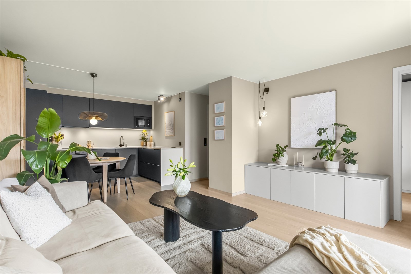 Stue og kjøkken i åpen løsning med god plass til spisebord. Galleribilde