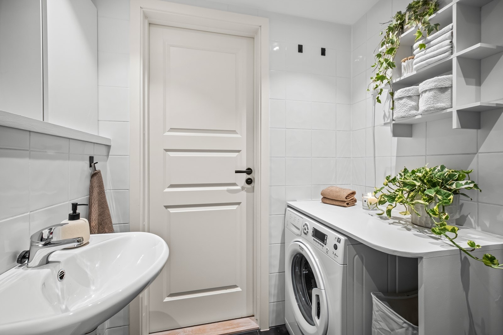 Badet har downlights og gulvvarme. Det er bygget en nisje for oppvaskmaskin. Galleribilde