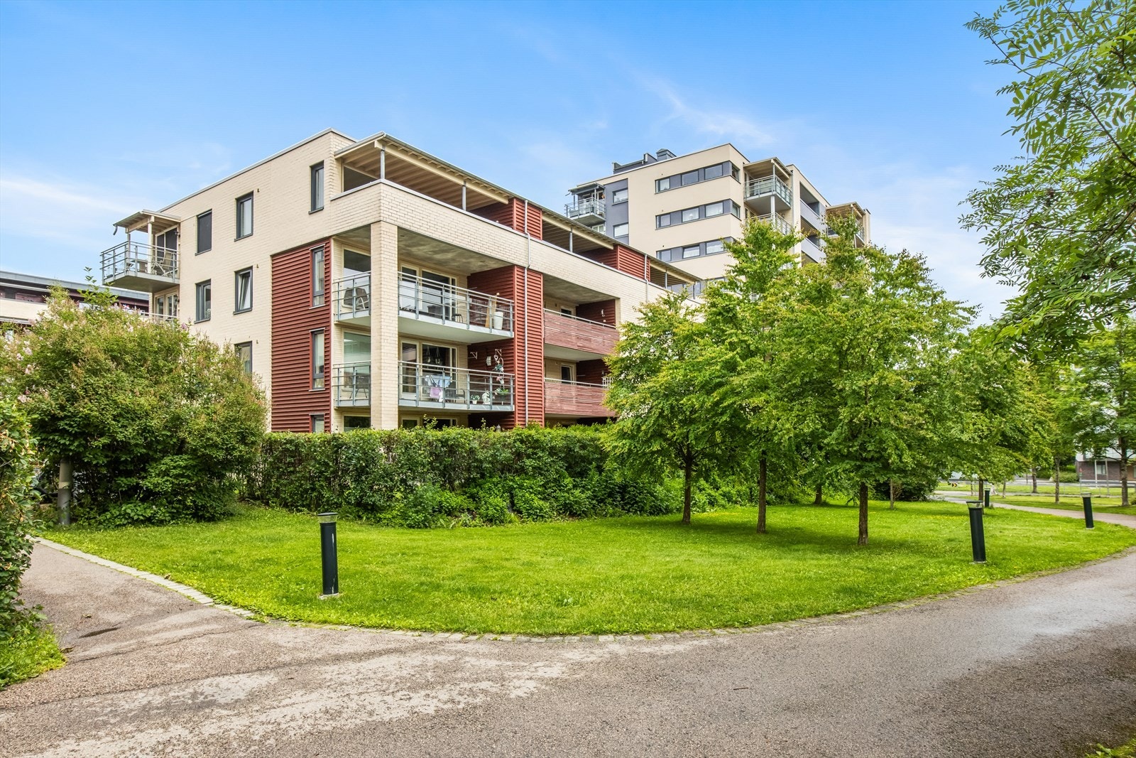 Det er flott opparbeidet på området med steinsatte arealer, betongheller, planter, bed og asfalterte internveier. Det er også sykkelparkering, lekeområder og sittegrupper til felles bruk. Galleribilde