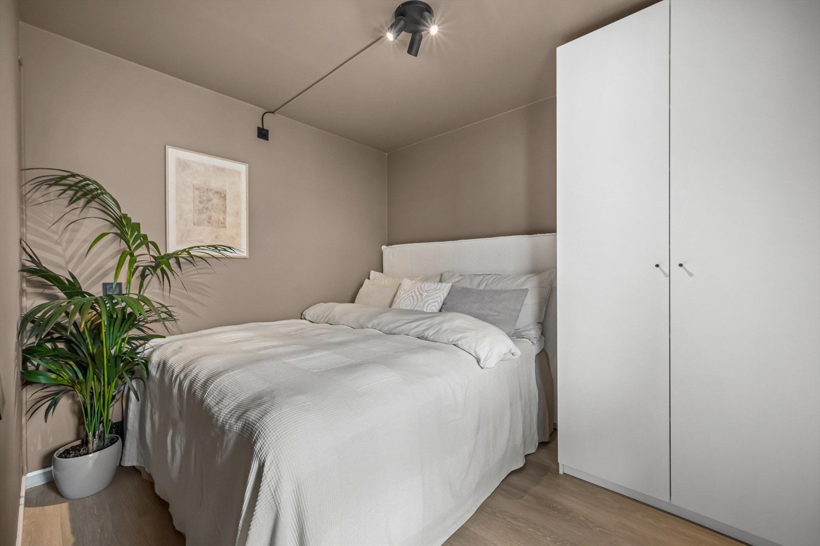 Leiligheten har ett soverom med plass til dobbeltseng og garderobeskap. Galleribilde