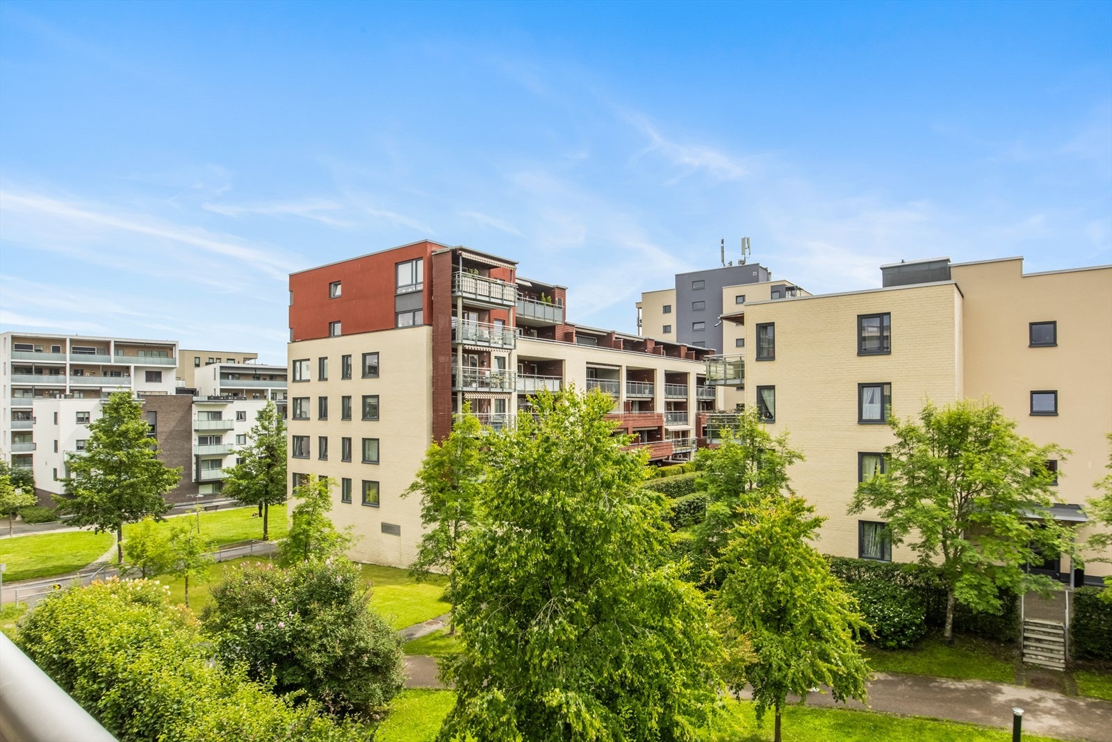 Fra balkongen er det flott utsyn utover fellesområdet. Galleribilde