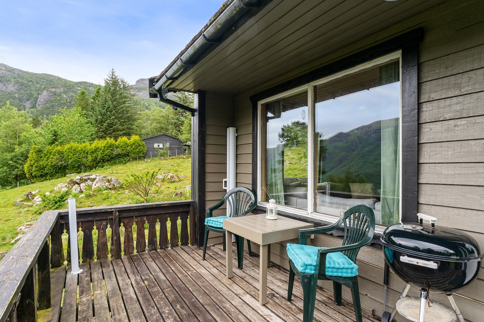 Terrasse med plass en hyggelig sittegruppe. Galleribilde