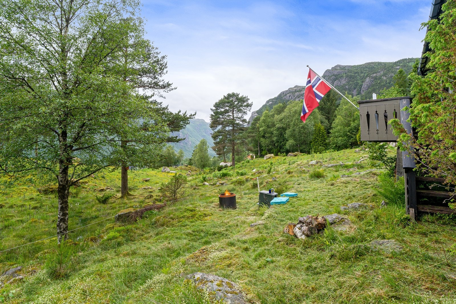 På sommeren finnes det gode bademuligheter ved Giljastølsvatnet eller du kan utforske de kjente lakseelvene i Dirdal og Frafjord. På vinterstid kan du nyte skikjøring i Gilja Alpin eller legge ut på fjellskitur til Vallresknuten. Galleribilde