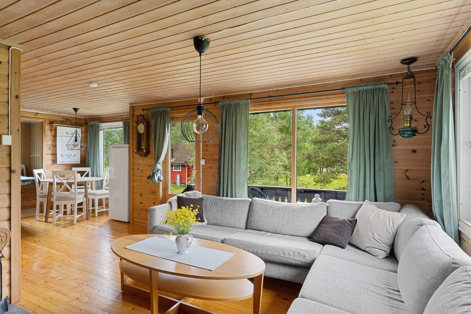 Dør ut til terrasse fra stuen. Galleribilde