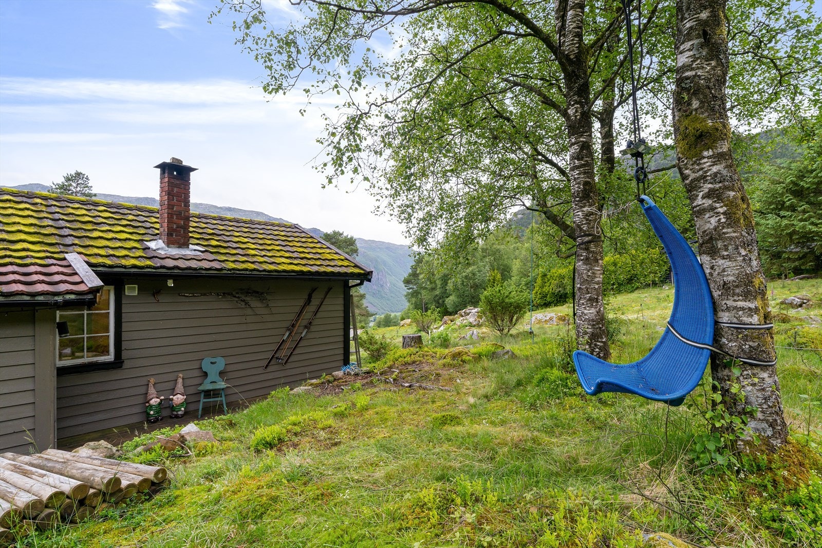Hytten på Giljastølen ligger idyllisk plassert i vakre omgivelser. Dette er det ideelle stedet for deg som søker en autentisk hytteopplevelse med nærhet til naturen og flotte skimuligheter. Galleribilde