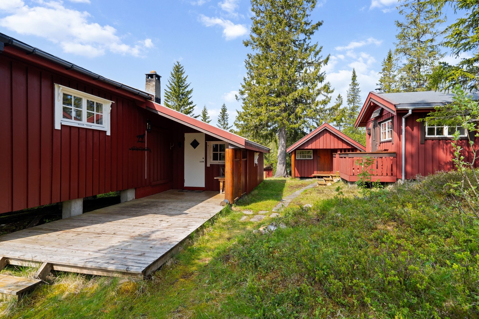 Eiendommen har i tillegg til hytta både anneks og utebod. Galleribilde