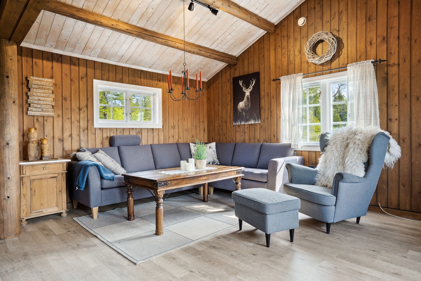 God plass til sofakrok på stua. Galleribilde