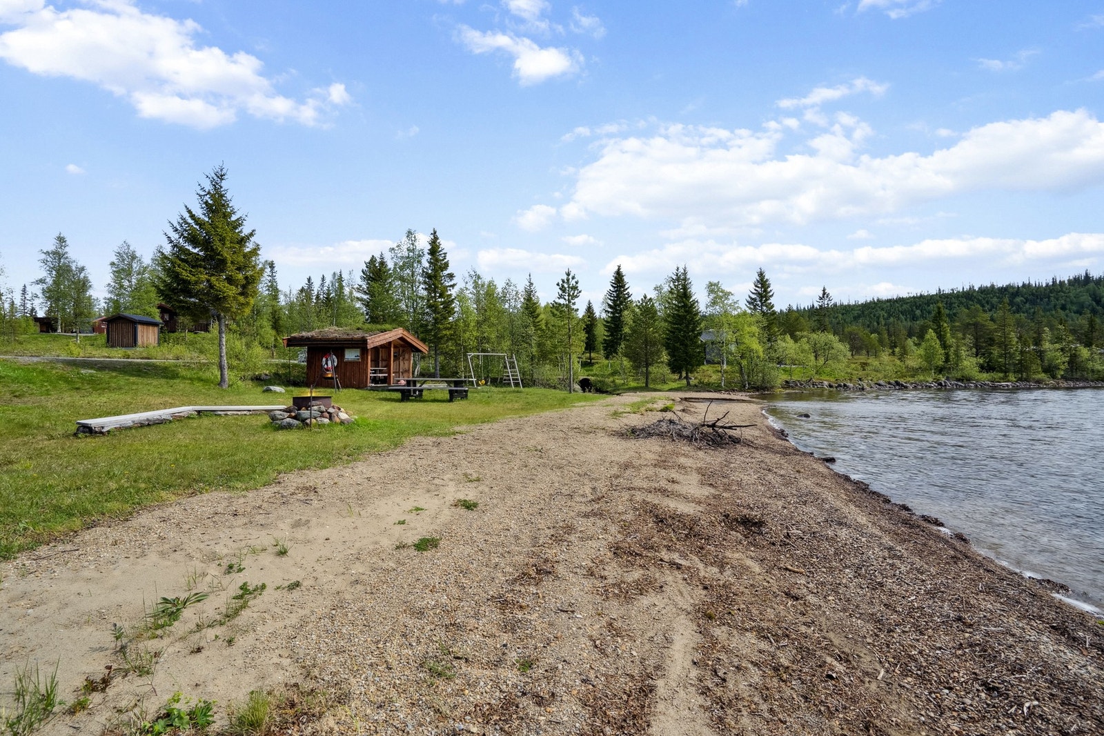 Fra eiendommen er det kort vei ned til vannet, hvor man har flotte fellesområder med badestrand, gapahuk og grillplass. Galleribilde