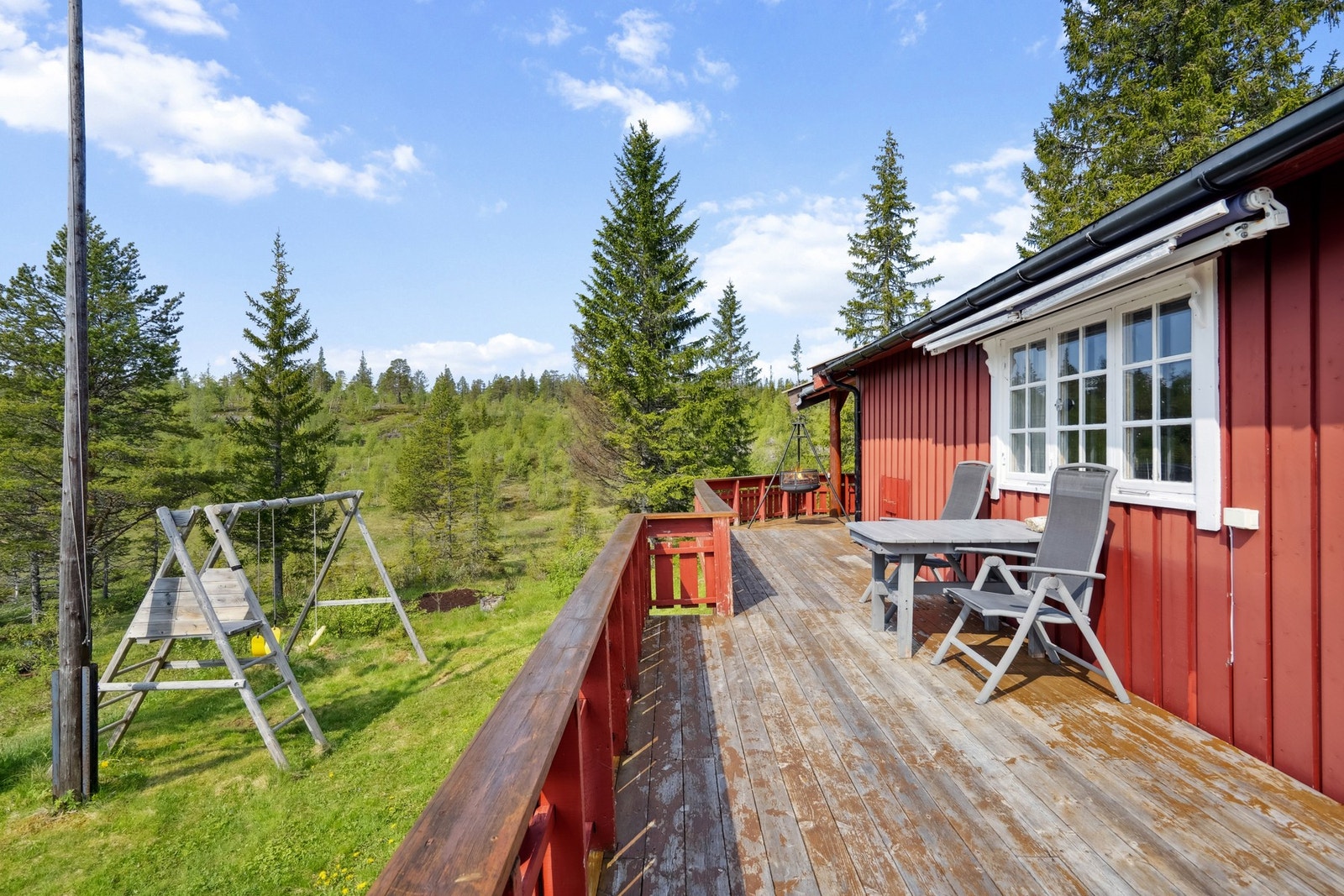 Hytta ligger fint til i terrenget med lite innsyn fra naboer. Galleribilde