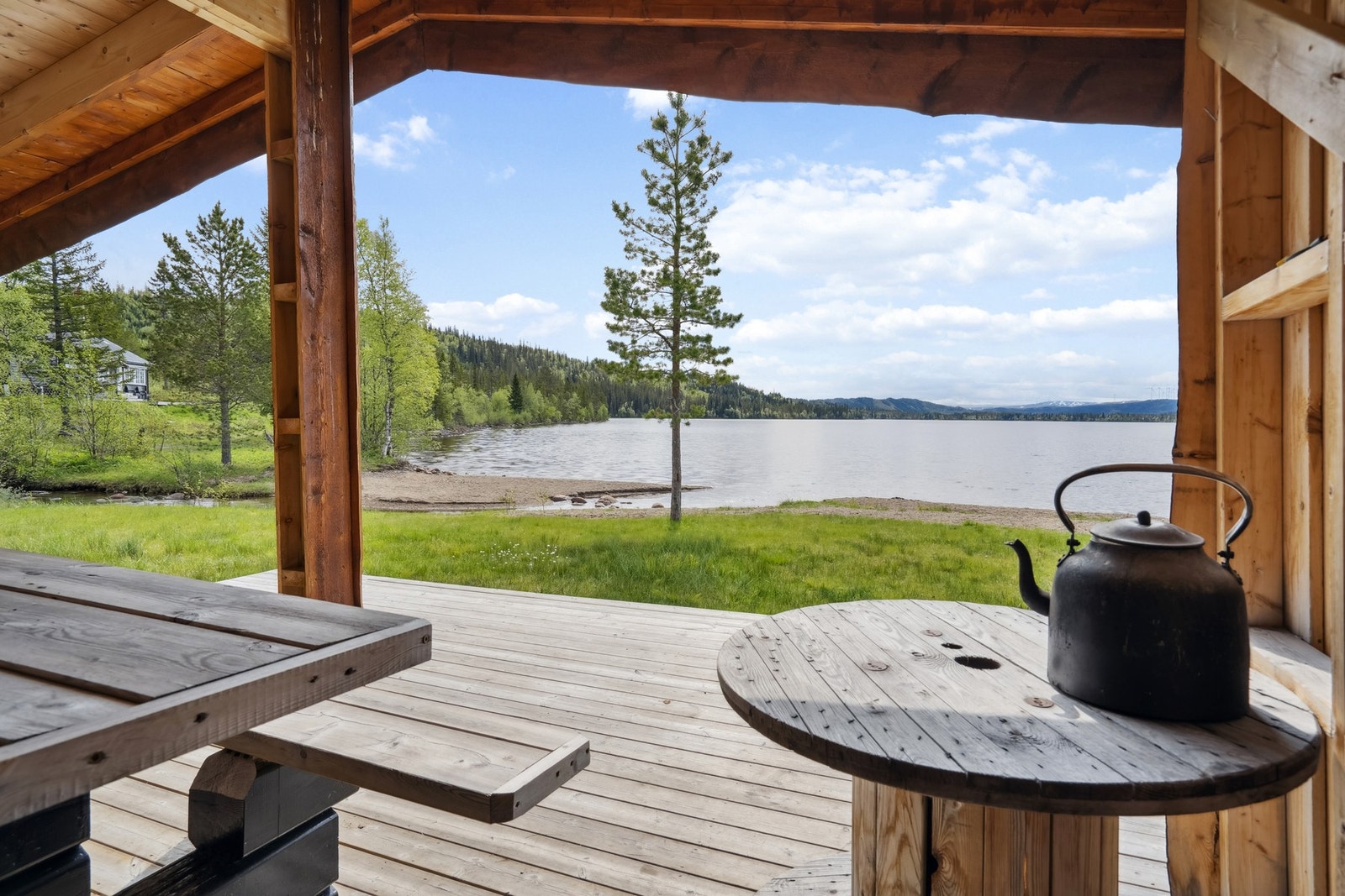 Fra eiendommen er det kort vei ned til vannet, hvor man har flotte fellesområder med badestrand, gapahuk og grillplass. Galleribilde