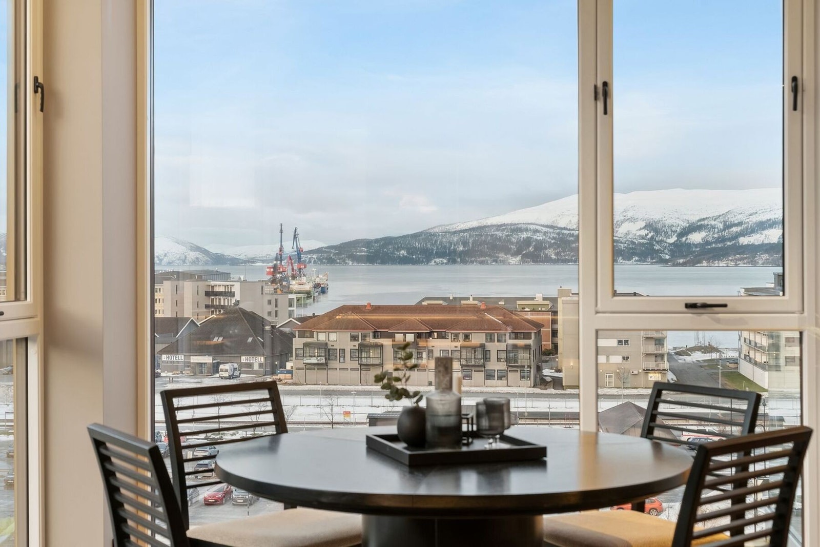 Lekker utsikt over fjell og fjord. Galleribilde