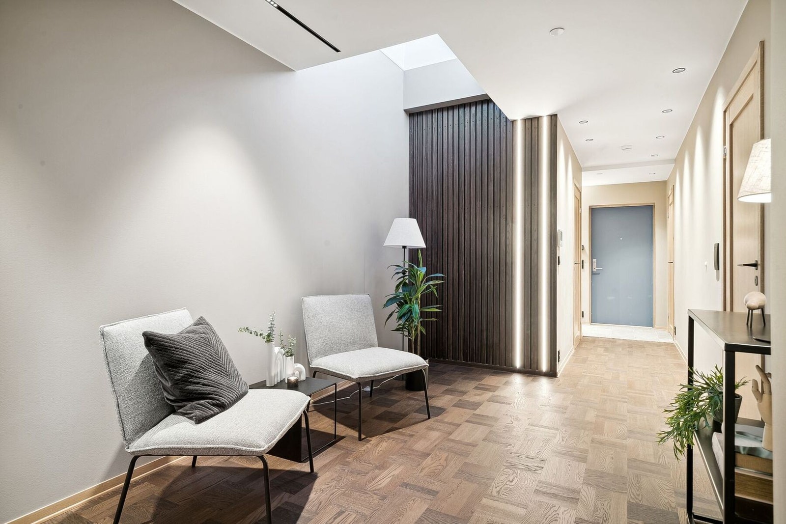 I stuen er det et takvindu som slipper inn godt med naturlig lys. Galleribilde