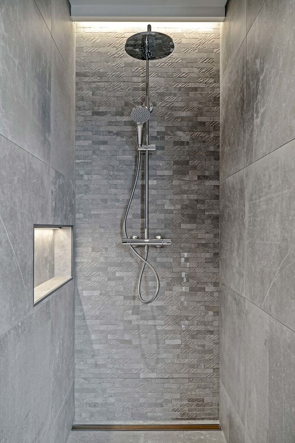 Dusjhjørne med innebygd hylle med lys. Galleribilde