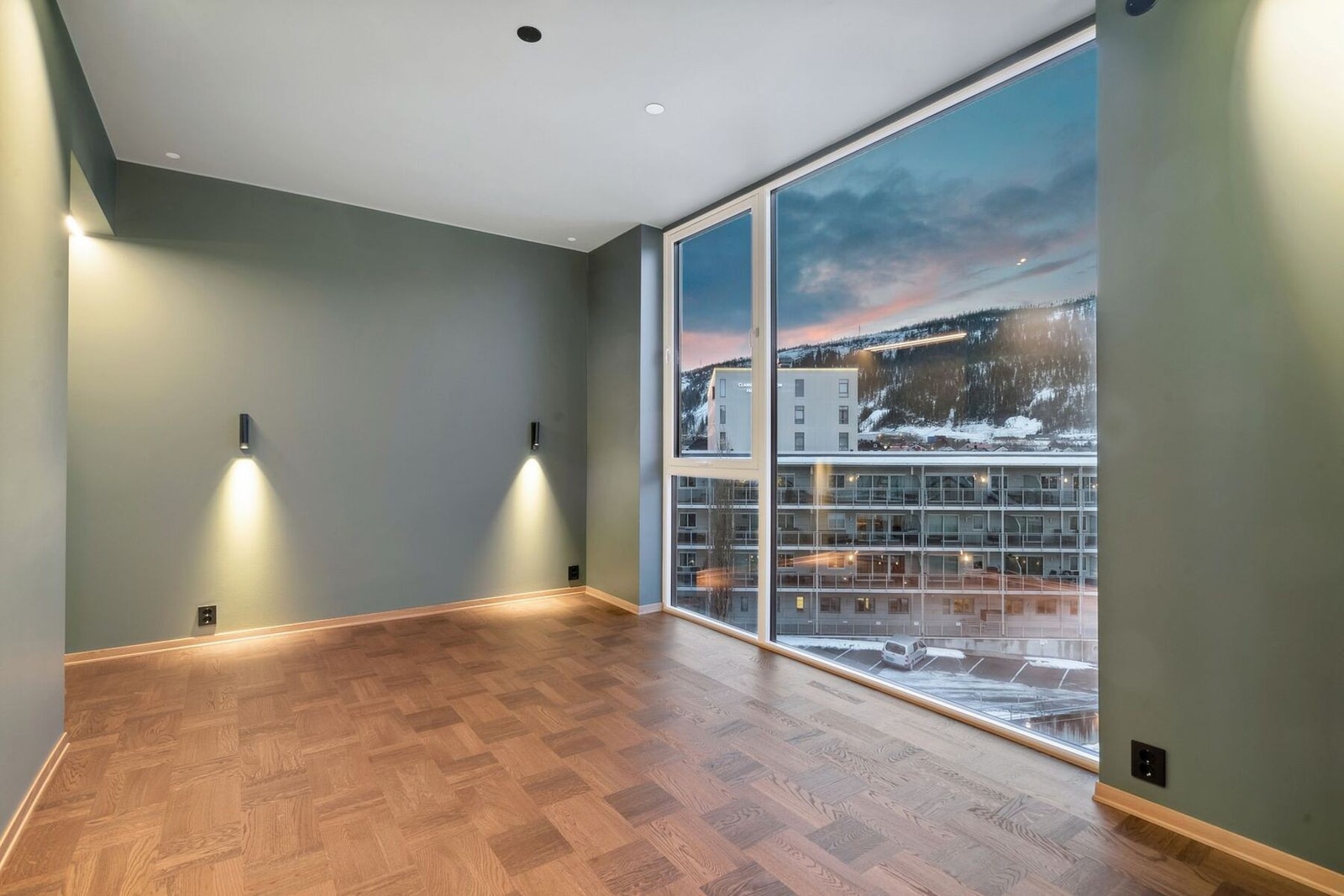 Leiligheten har to flotte soverom. Dette er hovedsoverommet med tilhørende bad. Galleribilde