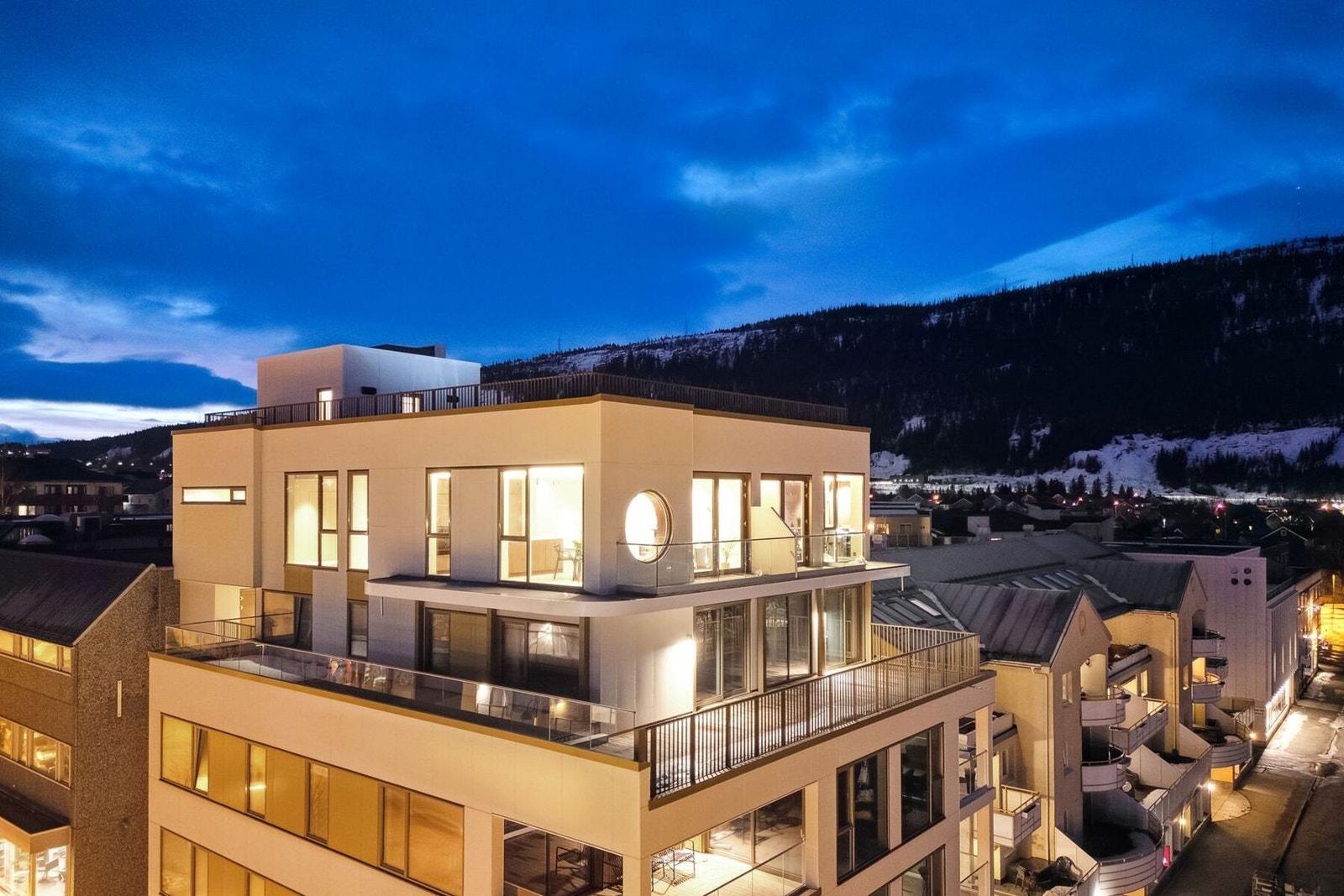 Her får du en unik mulighet til å skaffe deg en særdeles lekker og gjennomført toppleilighet midt i sentrum. Galleribilde