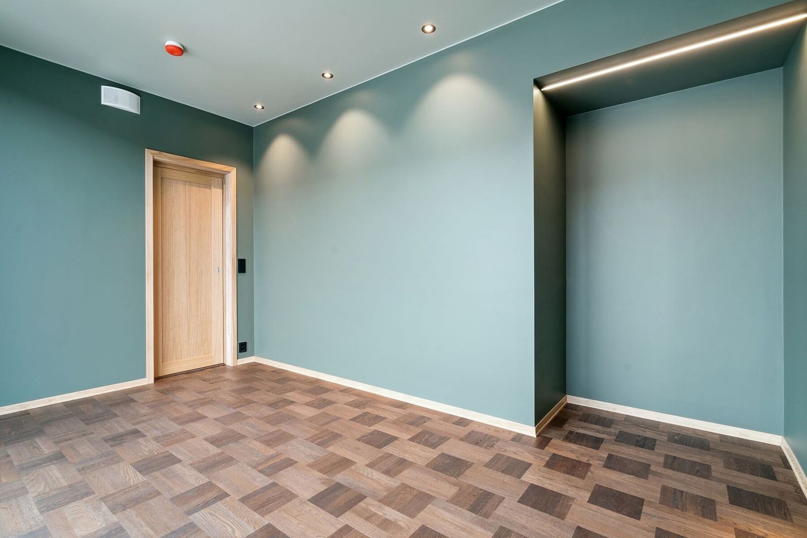 Delikate farger på overflater. Innerdører med soft close Galleribilde