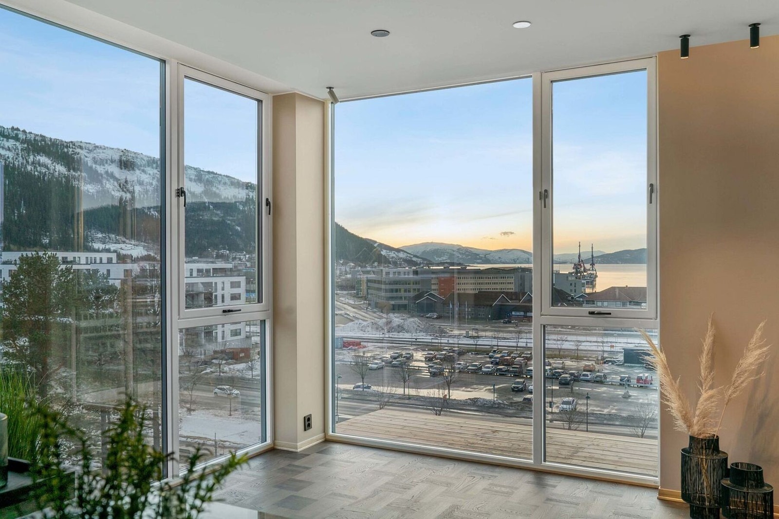 De store vindusflatene sørger for godt med naturlig lys i leiligheten. Galleribilde