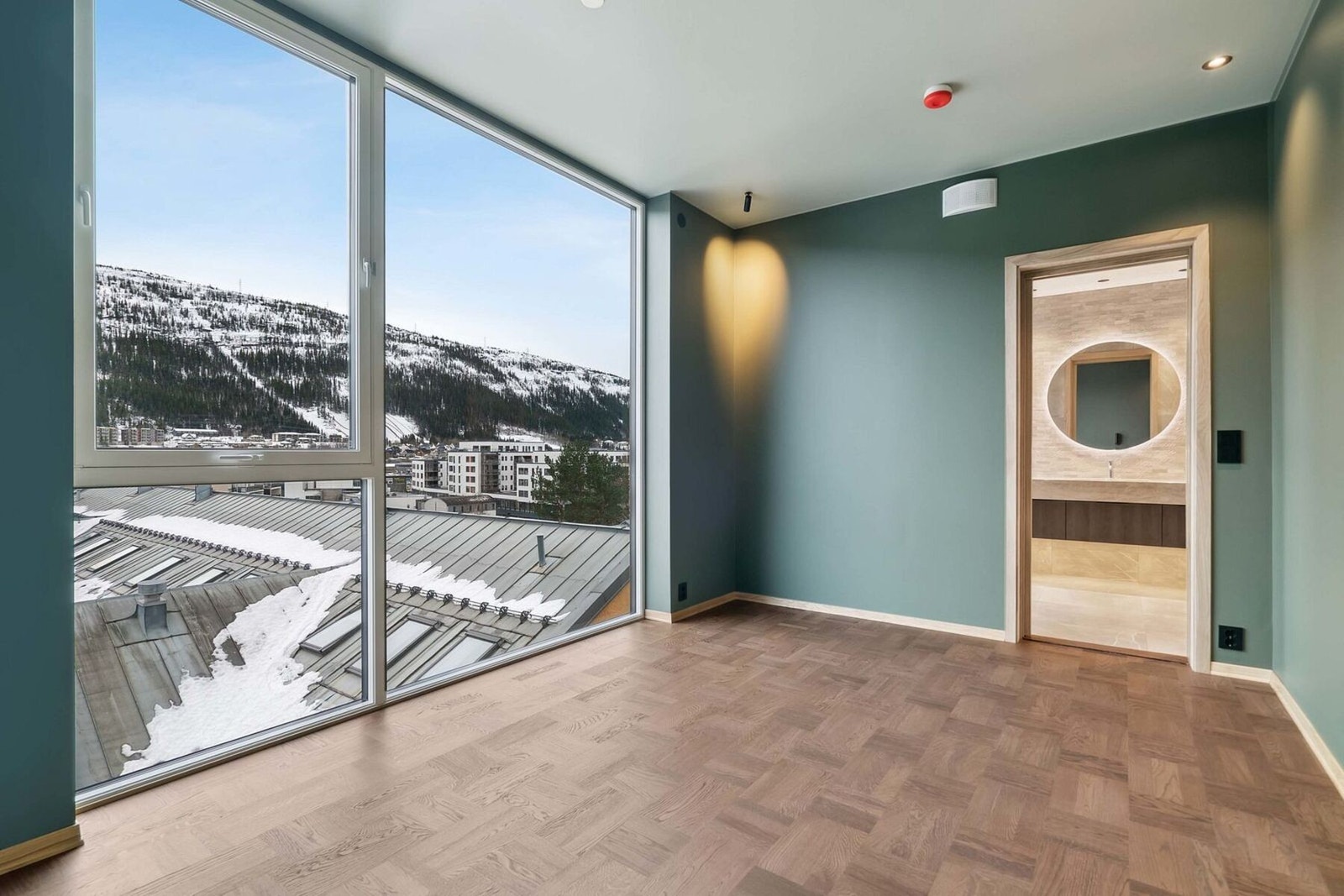 Store vindusflater på soverommet. Her kan du nyte utsikten! Galleribilde