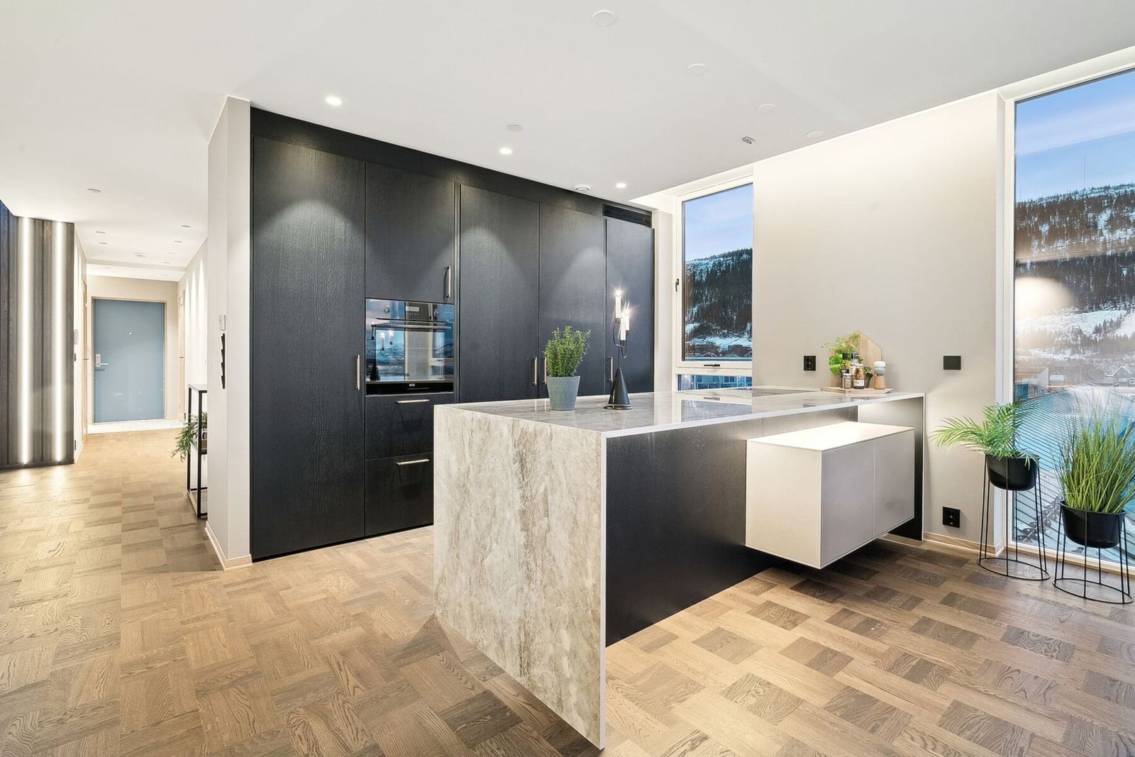 Lekkert kjøkken med dekton benkeplate og integrerte hvitevarer. Galleribilde