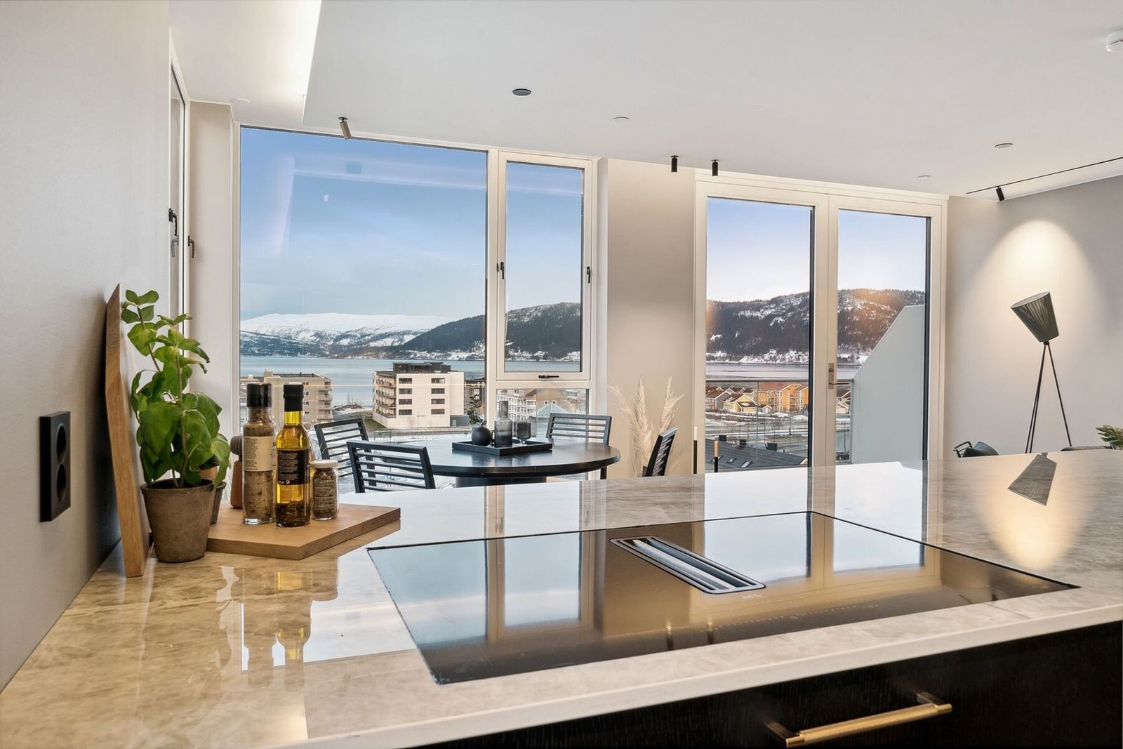 Lekre og gjennomførte materialvalg, som gir en følelse av luksus. Schmidt kjøkken, levert fra Bergen. Galleribilde