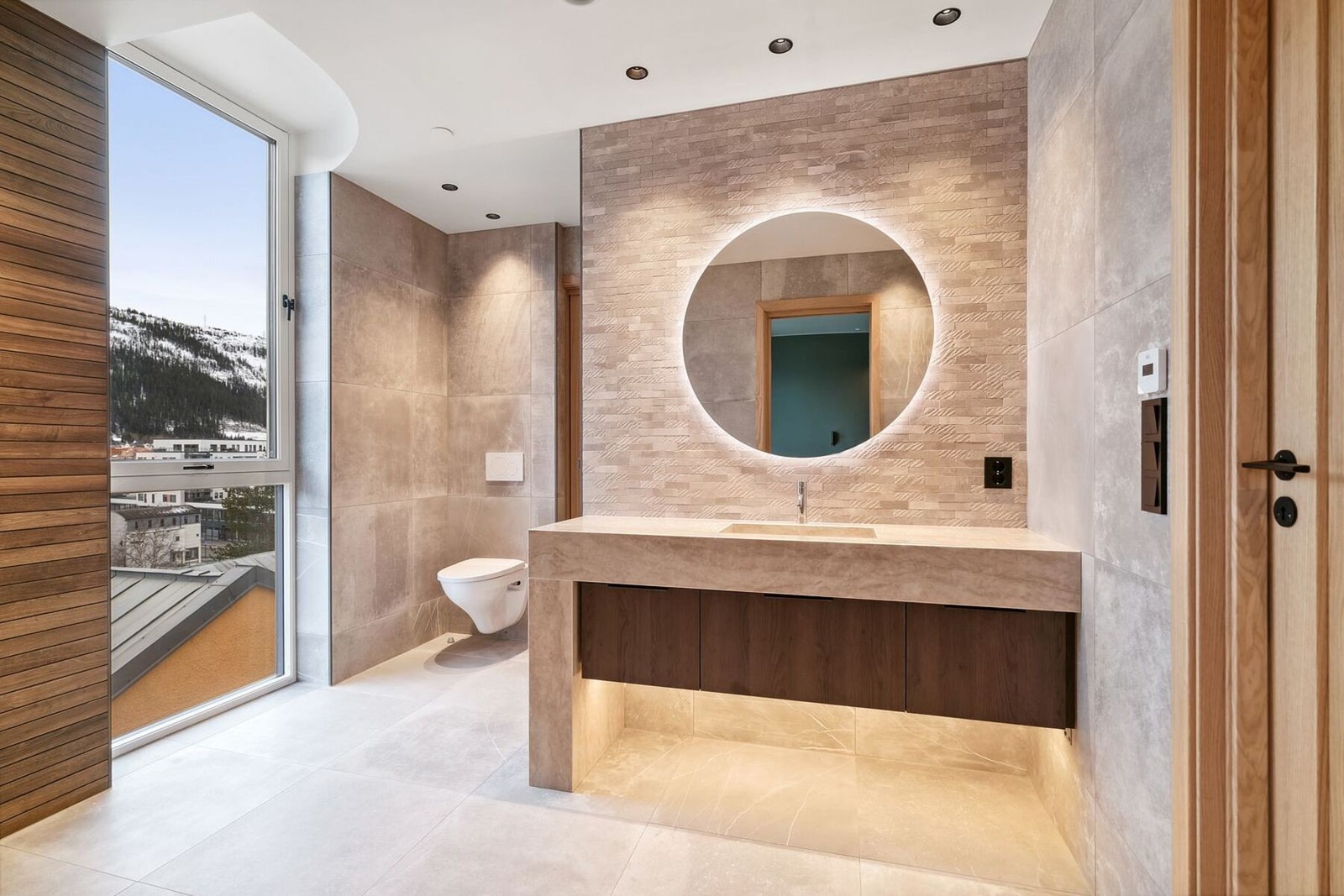 Lekkert bad med nøye sammensatte farger og materialer. Galleribilde