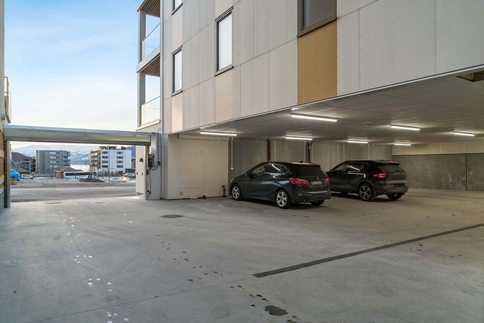 Garasje på byggets gateplan. Galleribilde