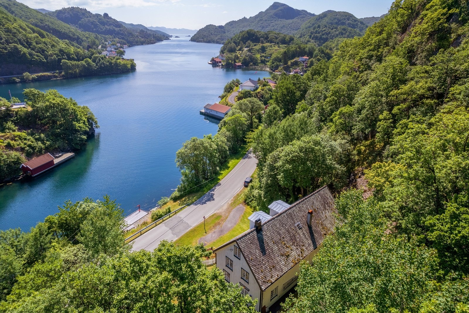 Fritidsboligen ligger ved Kirkehamnveien på øya Hidra i Flekkefjord kommune Galleribilde
