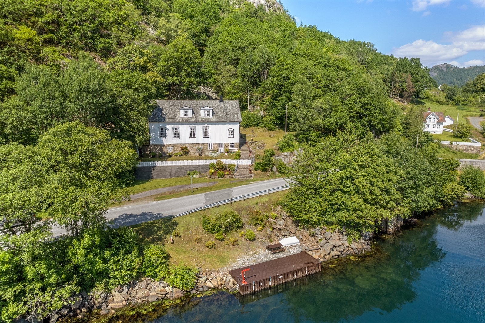 Ligger usjenert til med egen bryggeplass ved fjorden og med gode parkeringsmuligheter på egen tomt. Galleribilde