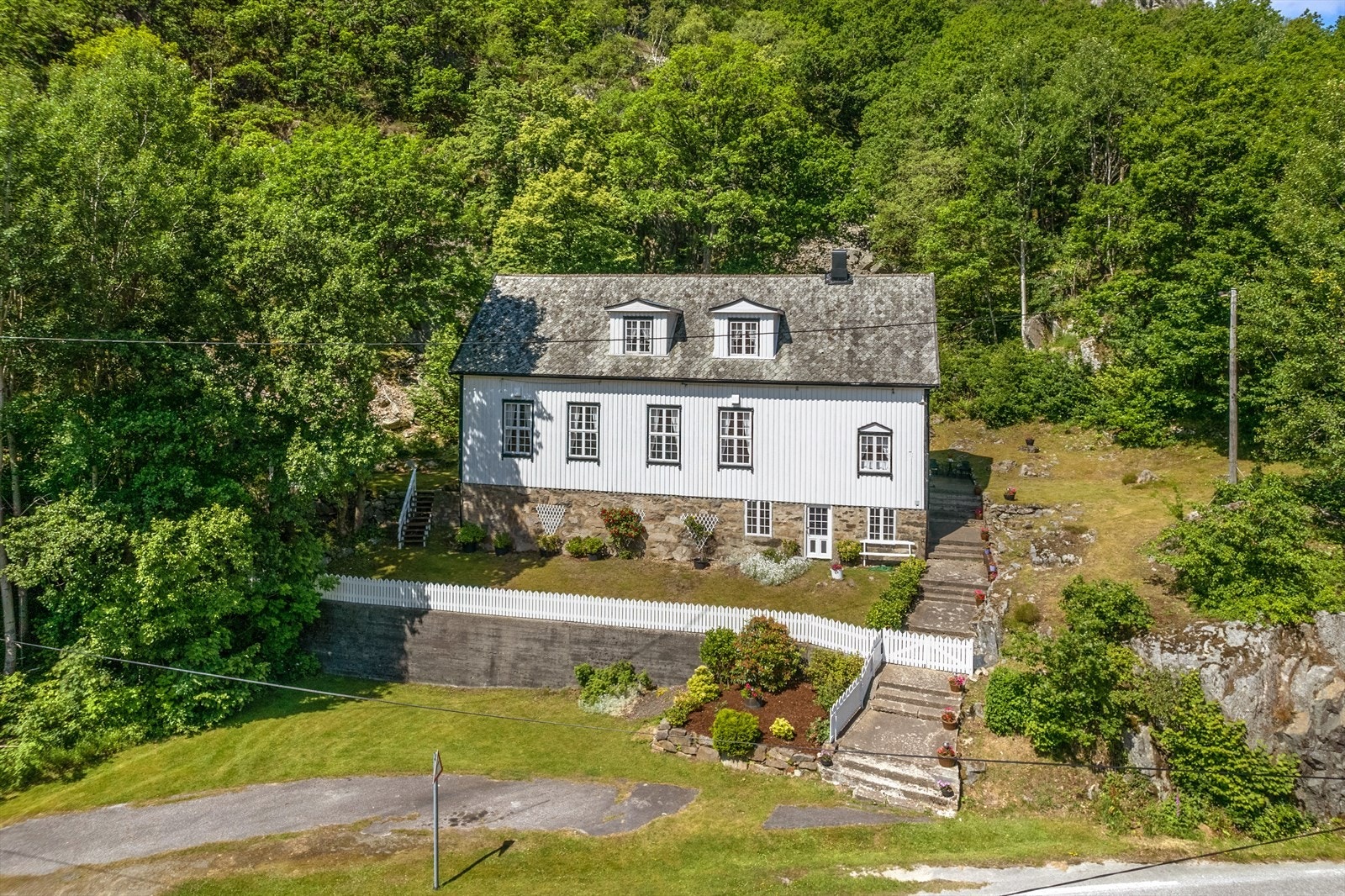 Eiendommen ligger østvendt opparbeidet med hage og flere utvendige platåer Galleribilde