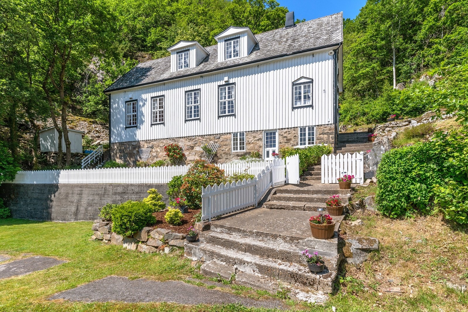 Boligen er opprinnelig et tidligere forsamlingshus ca. fra 1933 som i senere år har blitt brukt som fritidsbolig. Galleribilde