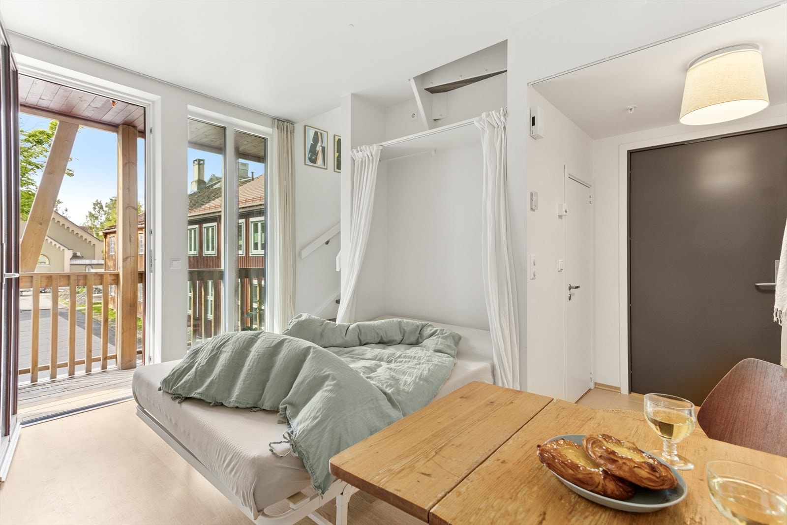 Store vindusflater som gir mye naturlig lysinnslipp og bidrar til en behagelig romfølelse. Galleribilde