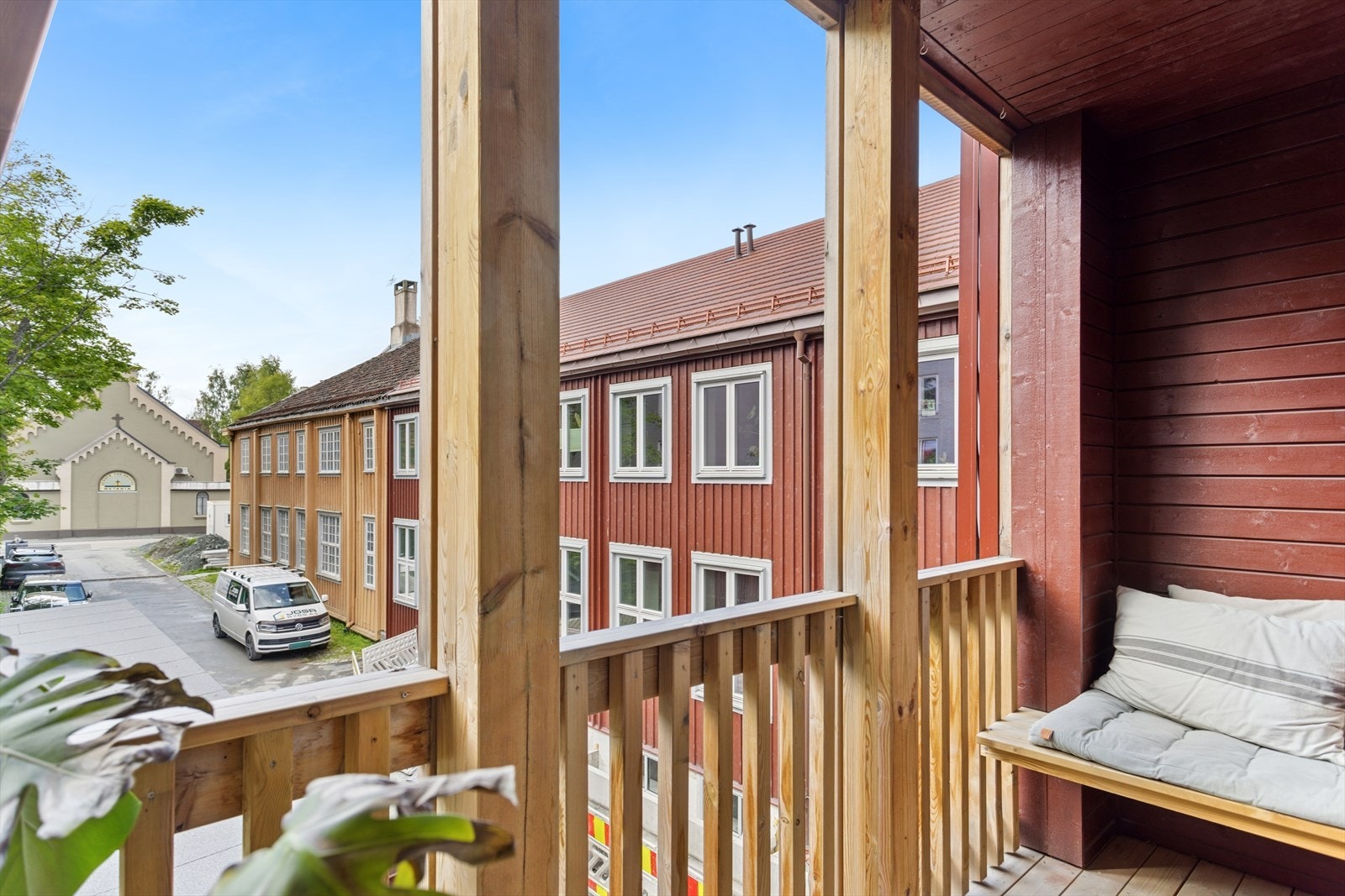 Fra kjøkken/spisestue er det utgang til romslig balkong på ca. 4,4 m². Galleribilde