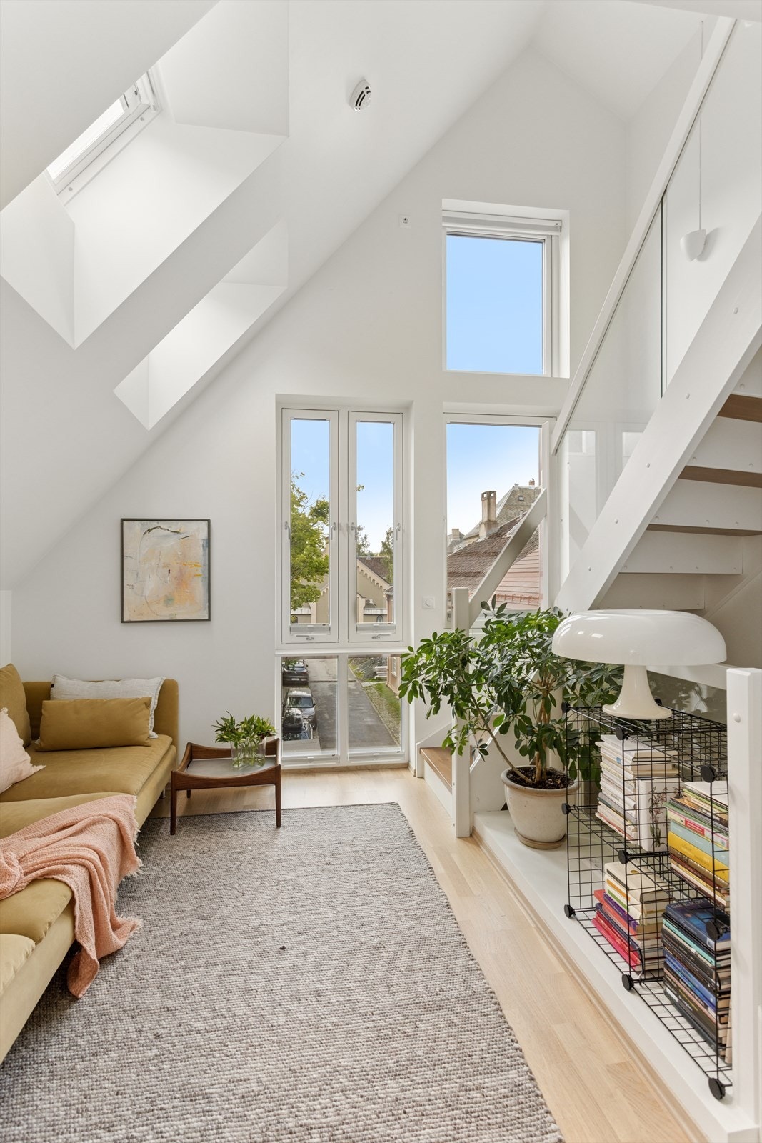 Her er har du en særegen leilighet med gode løsninger, ekstra takhøyde og urbane, men likevel avskjermede omgivelser. Galleribilde