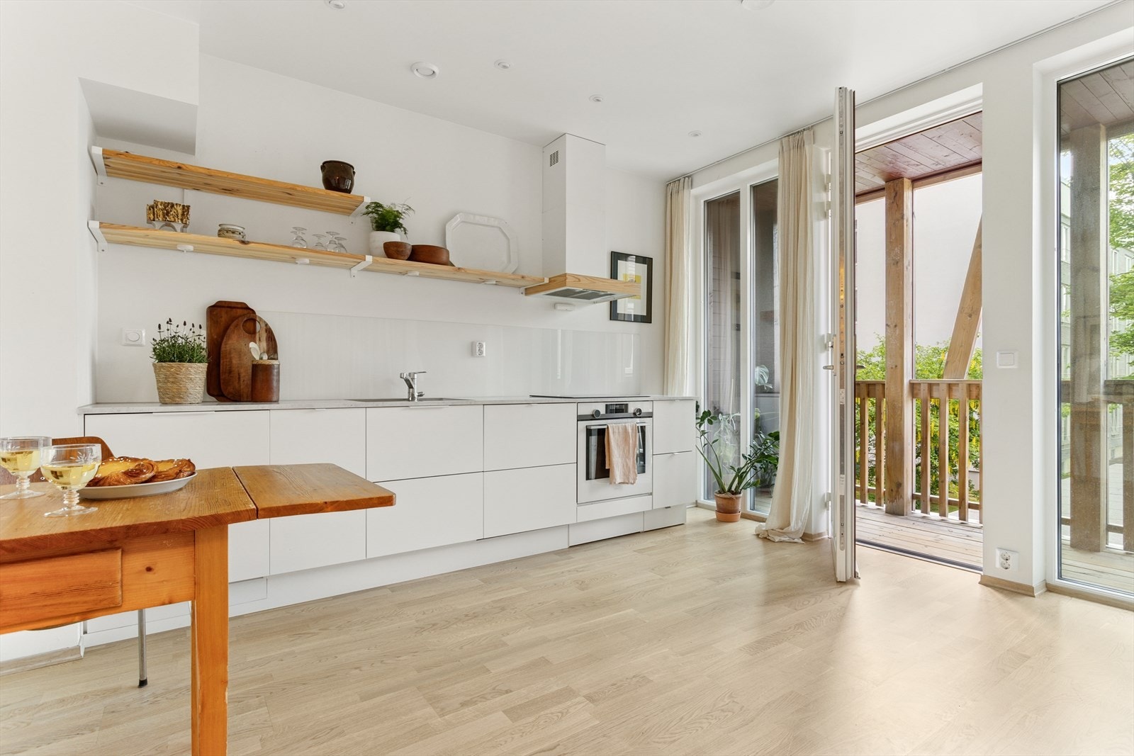 Kjøkkenet har flott og tidsriktig innredning med folierte skrog og slette fronter. Laminert benkeplate. Glassplate på vegg over benkeplate. Integrerte hvitevarer som kjøleskap, oppvaskmaskin, platetopp og stekeovn. Galleribilde