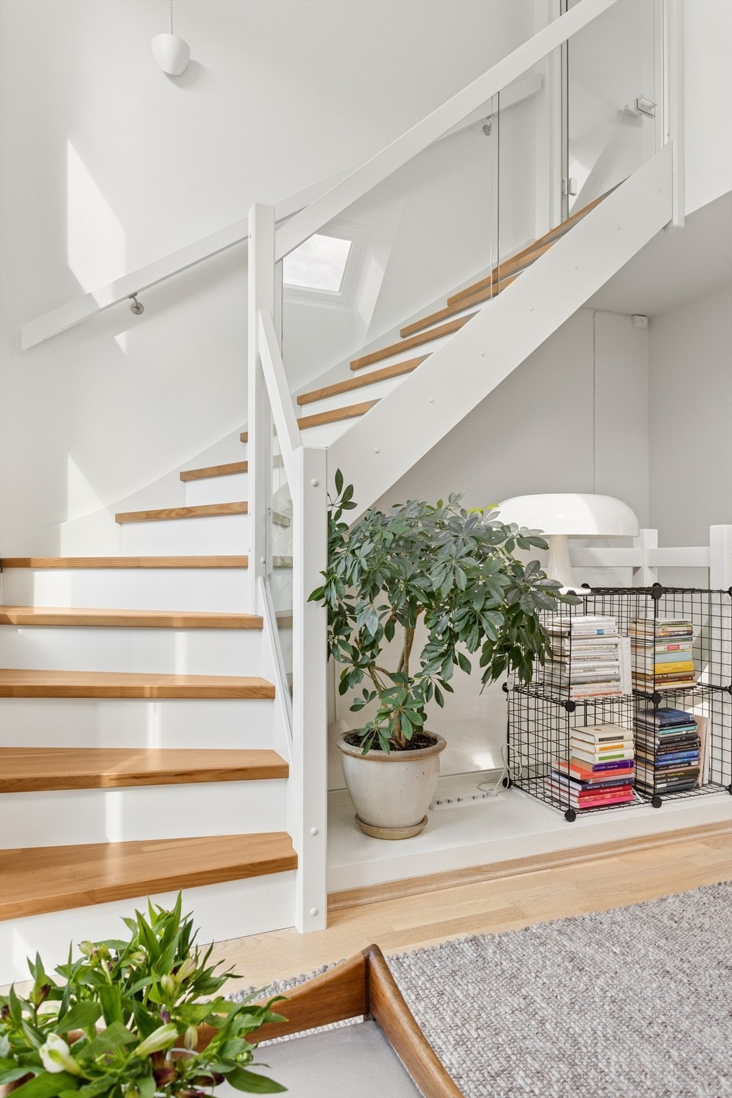 Bygget har moderne løsninger som balansert ventilasjon med varmegjenvinning og vannbåren varme. Galleribilde