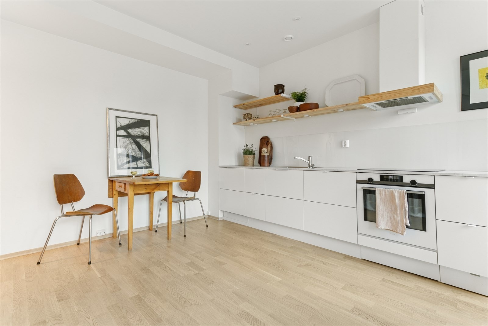 Spisebordet finner sin naturlige plassering ved kjøkkensonen. Galleribilde