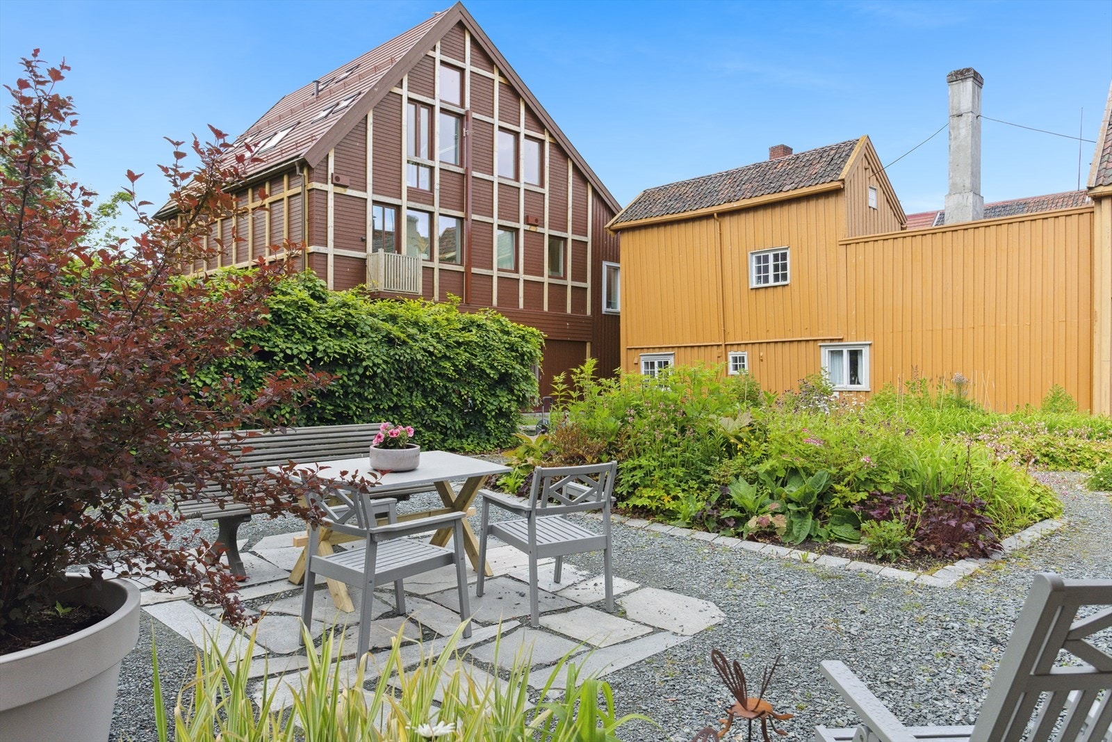 Frodig felles bakhage i rolige omgivelser. Galleribilde