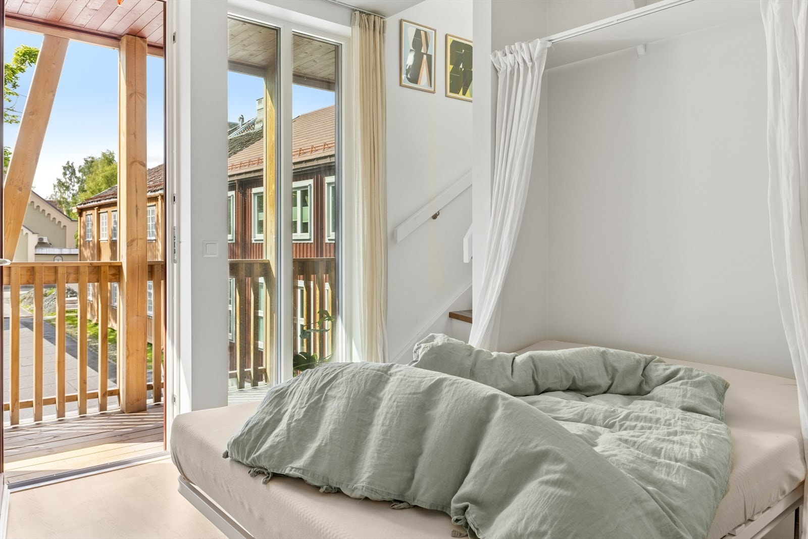 I 2. etasje er det montert inn en flott dobbel gjesteseng skjult i nisje. Denne følger med i salget. Galleribilde